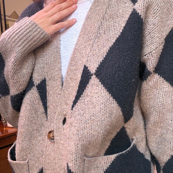 Abercrombie & Fitch Beige and Black Argyle Knit Sweater - Picture 3 of 5